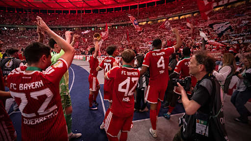 Spieler des FC Bayern jubeln nach dem Triumph im DFB-Pokal-Finale gegen den VfB Stuttgart.