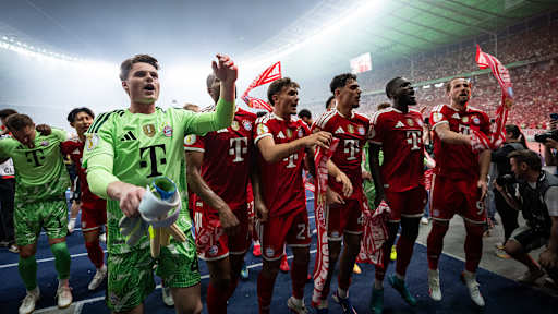Spieler des FC Bayern jubeln nach dem Triumph im DFB-Pokal-Finale gegen den VfB Stuttgart.