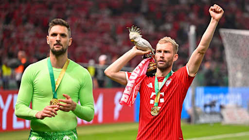 Sven Ulreich und Konrad Laimer jubeln nach dem Triumph des FC Bayern im DFB-Pokal-Finale gegen den VfB Stuttgart.