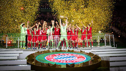 Die Mannschaft des FC Bayern reckt den DFB-Pokal in die Höhe.