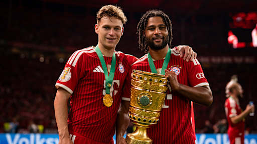 Joshua Kimmich und Serge Gnabry jubeln nach dem Triumph des FC Bayern im DFB-Pokal-Finale gegen den VfB Stuttgart.