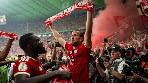 Harry Kane jubelt nach dem Triumph des FC Bayern im DFB-Pokal-Finale gegen den VfB Stuttgart.