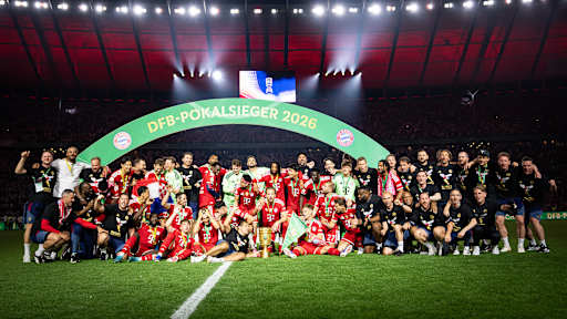 Spieler des FC Bayern jubeln nach dem Triumph im DFB-Pokal-Finale gegen den VfB Stuttgart.