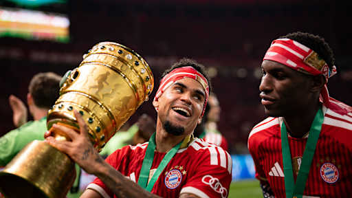 Luis Diaz und Nicolas Jackson jubeln nach dem Triumph des FC Bayern im DFB-Pokal-Finale gegen den VfB Stuttgart.