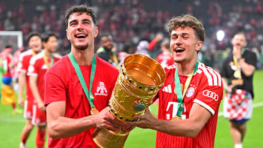 Aleksandar Pavlovic und Tom Bischof jubeln nach dem Triumph des FC Bayern im DFB-Pokal-Finale gegen den VfB Stuttgart.