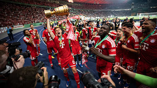 Joshua Kimmich jubelt nach dem Triumph des FC Bayern im DFB-Pokal-Finale gegen den VfB Stuttgart.