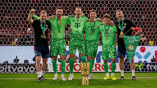 Spieler des FC Bayern jubeln nach dem Triumph im DFB-Pokal-Finale gegen den VfB Stuttgart.