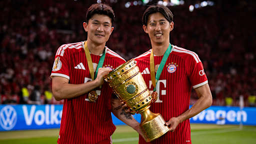 Minjae Kim und Hiroki Ito jubeln nach dem Triumph des FC Bayern im DFB-Pokal-Finale gegen den VfB Stuttgart.