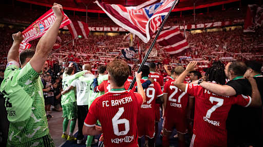 Spieler des FC Bayern jubeln nach dem Triumph im DFB-Pokal-Finale gegen den VfB Stuttgart.