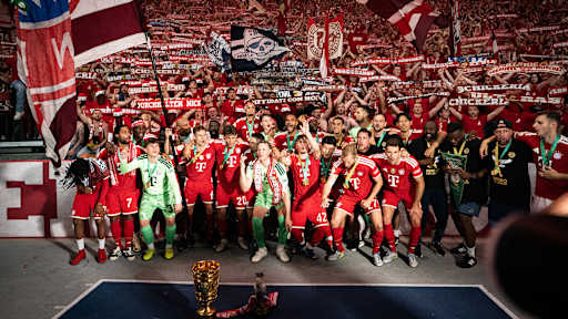 Spieler des FC Bayern jubeln nach dem Triumph im DFB-Pokal-Finale gegen den VfB Stuttgart.