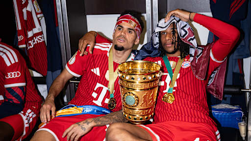 Luis Diaz und Michael Olise nach dem DFB-Pokal-Finale zwischen dem FC Bayern und dem VfB Stuttgart.