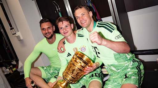 Sven Ulreich, Jonas Urbig und Manuel Neuer feiern nach dem DFB-Pokal-Sieg des FC Bayern im Finale gegen den VfB Stuttgart.