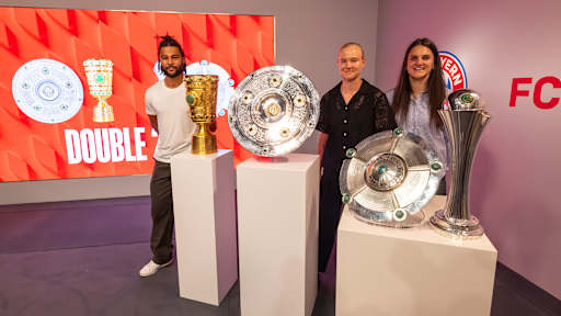 Serge Gnabry, Pernille Harder und Jovana Damnjanovic mit dem doppelten Double des FC Bayern