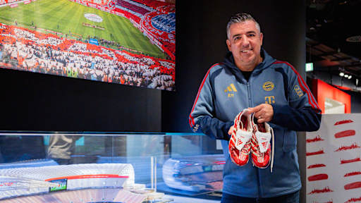 Roy Makaay steht im Museum des FC Bayern und hält die Schuhe in der Hand, mit denen er damals das Redkordtor gegen Real Madrid erzielte.