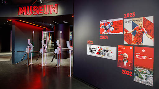 Eingang ins FC Bayern Museum mit Drehkreuzen und Übersicht der Sonderausstellungen der vergangenen Jahre