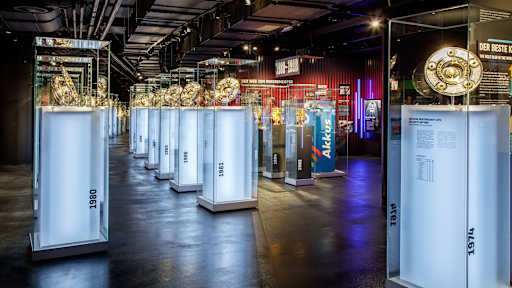 Via Triumphalis im FC Bayern Museum mit zahlreichen Meisterschalen des deutschen Rekordmeisters