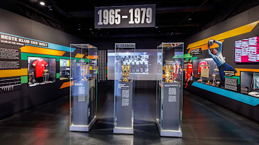 Ausstellungsbereich im FC Bayern Museum Jahre 1965-1979 mit Pokalen und Ausstellungsstücken bekannter FC Bayern-Spieler