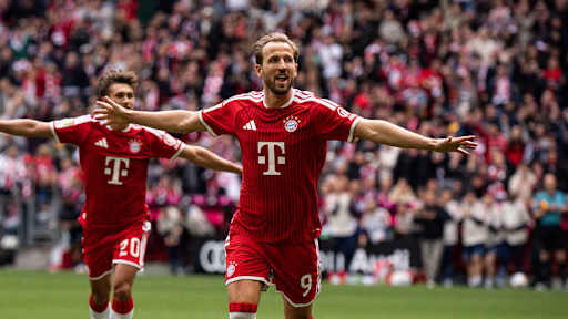 Harry Kane bejubelt ein Tor des FC Bayern