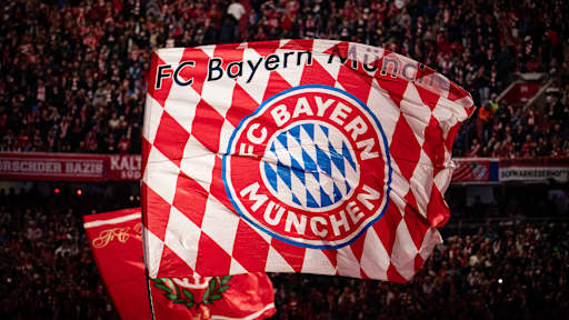 Eine Fahne des FC Bayern weht in der Allianz Arena