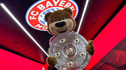 Berni mit Meisterschale im Tunnel