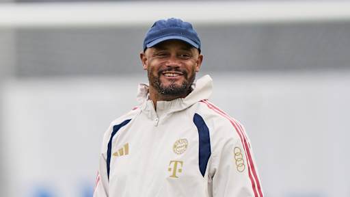Vincent Kompany lacht im Training des FC Bayern