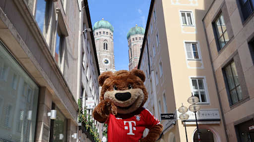 Berni steht vor der Frauenkirche in München.