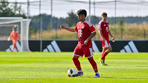 Maycon Cardozo trägt FC Bayern Trikot und dribbelt mit dem Ball.