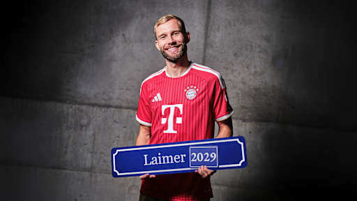 Konrad Laimer bei seiner Vertragsverlängerung im roten Trikot