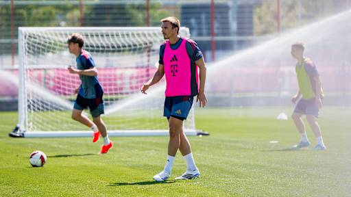 Joap geht über den Rasen im Training des FC Bayern