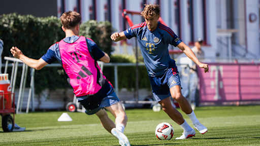 Tom Bischof am Ball im Training des FC Bayern