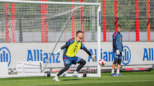 Torhüter Sven Ulreich pariert einen Ball im Training des FC Bayern