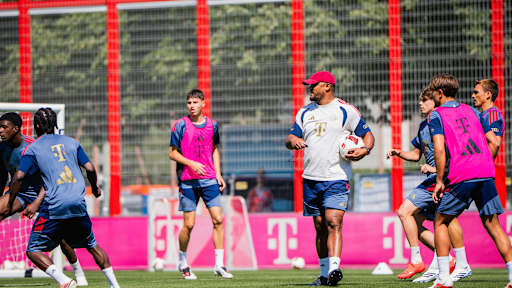 Vincent Kompany gibt Anweisungen im Training des FC Bayern