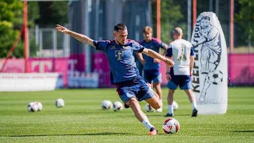 Arijon Ibrahimovic beim Torabschluss im Training des FC Bayern