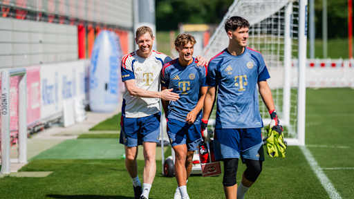 Tom Bischof und Torwarttrainer Michael Rechner lachen gemeinsam im Training des FC Bayern