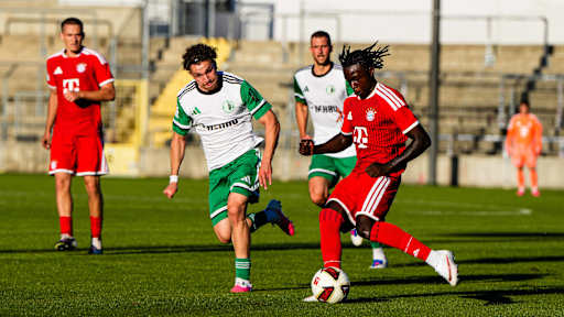 Aristide Hentcho Nseke dribbelt mit dem Ball am Fuß.