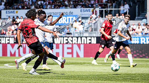 Spielbild aus dem Testspiel des FC Bayern in der Sommervorbereitung auf die Saison 2026/27 beim SV Wehen Wiesbaden