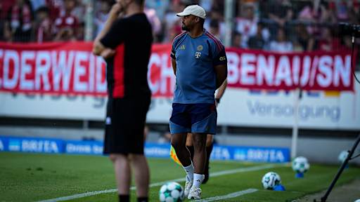 Vincent Kompany an der Seitenlinie während dem Testspiel des FC Bayern in der Sommervorbereitung auf die Saison 2026/27 beim SV Wehen Wiesbaden