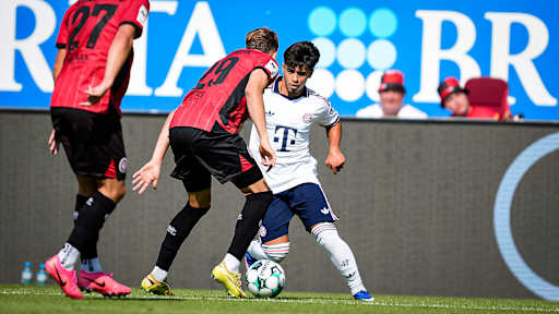 Spielbild aus dem Testspiel des FC Bayern in der Sommervorbereitung auf die Saison 2026/27 beim SV Wehen Wiesbaden