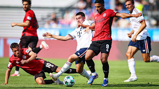 Spielbild aus dem Testspiel des FC Bayern in der Sommervorbereitung auf die Saison 2026/27 beim SV Wehen Wiesbaden