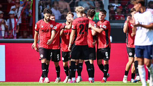 Spielbild aus dem Testspiel des FC Bayern in der Sommervorbereitung auf die Saison 2026/27 beim SV Wehen Wiesbaden