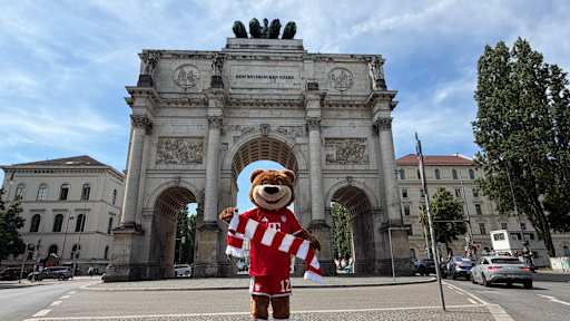 Berni vorm Siegestor in München