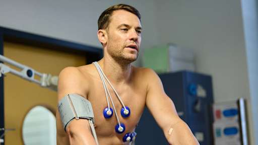 Manuel Neuer fährt auf dem Fahrradergometer mit Elektroden auf dem Oberkörper