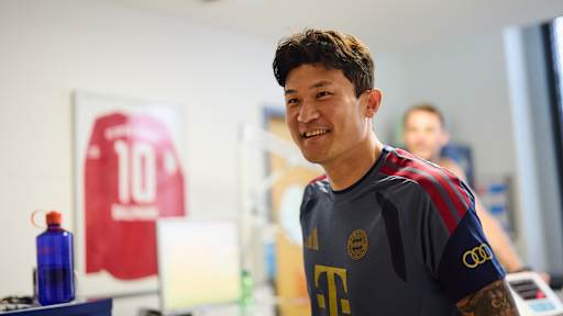 Minjae Kim lacht bei den Leistungstest im FC Bayern Trainingsoutfit