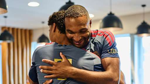 Jonathan Tah und Nathaniel Brown umarmen sich
