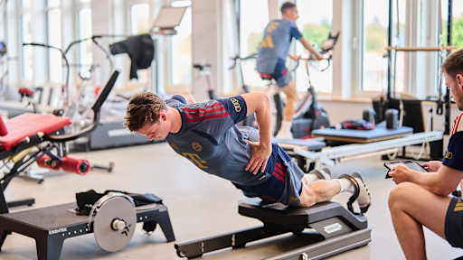Jonas Urbig bei den Leistungstests  im FC Bayern Trainingsshirt