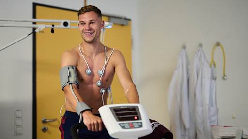 Joshua Kimmich fährt auf dem Fahrradergometer mit Elektroden auf dem Oberkörper