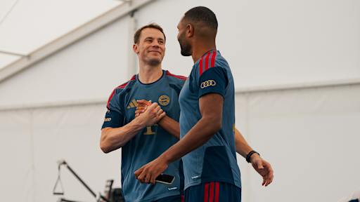Manuel Neuer und Jonathan Tah klatschen sich ab