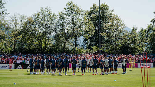 Die Spieler des FC Bayern stehen auf dem Trainingsplatz in Rottach-Egern im Kreis