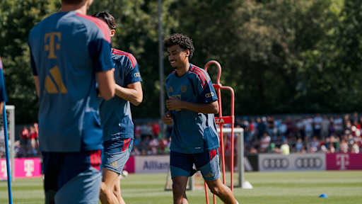 Nathaniel Brown lacht im Training des FC Bayern