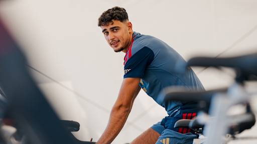 Aleksandar Pavlovic sitzt auf dem Ergometer und schaut in die Kamera